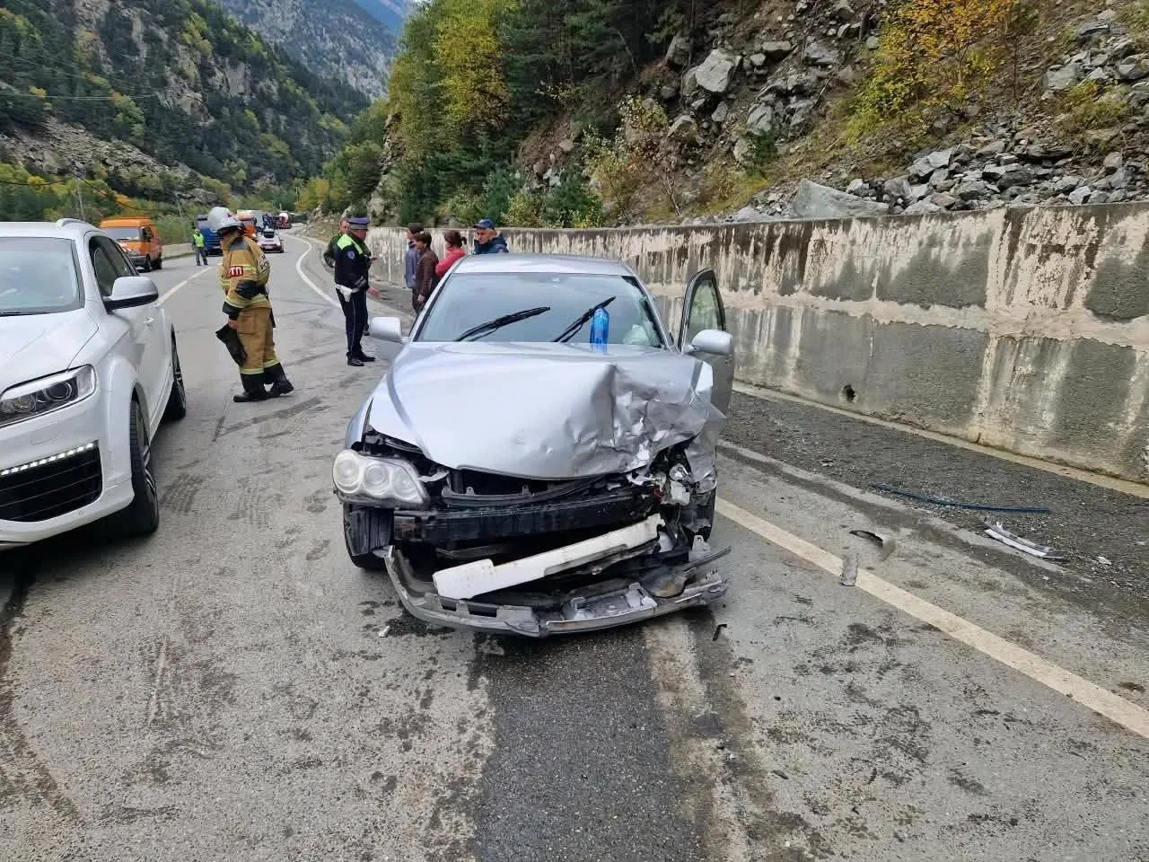 Три человека пострадали при столкновении двух автомобилей на Транскаме