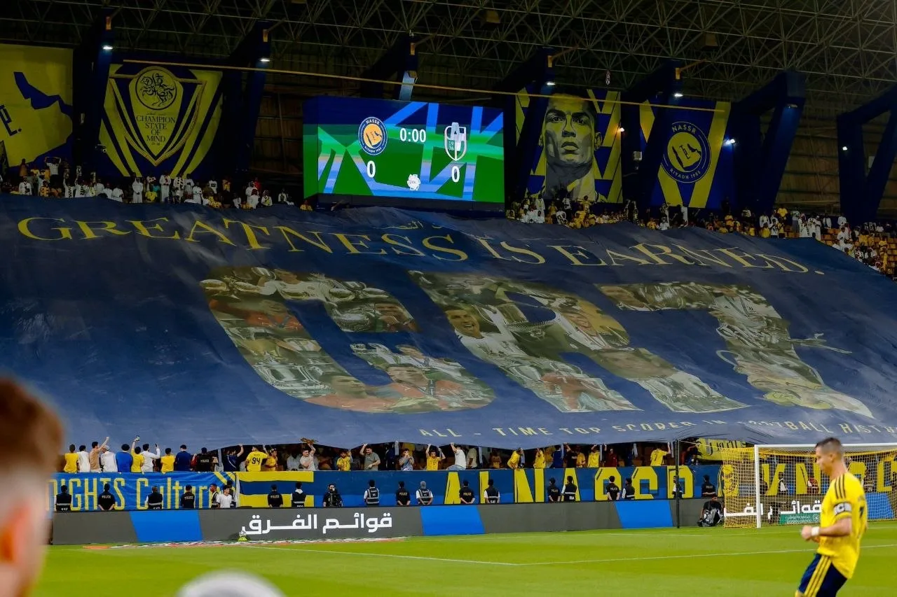 🇸🇦 Баннер, который фанаты «Аль-Насра» держали для легенды 💛