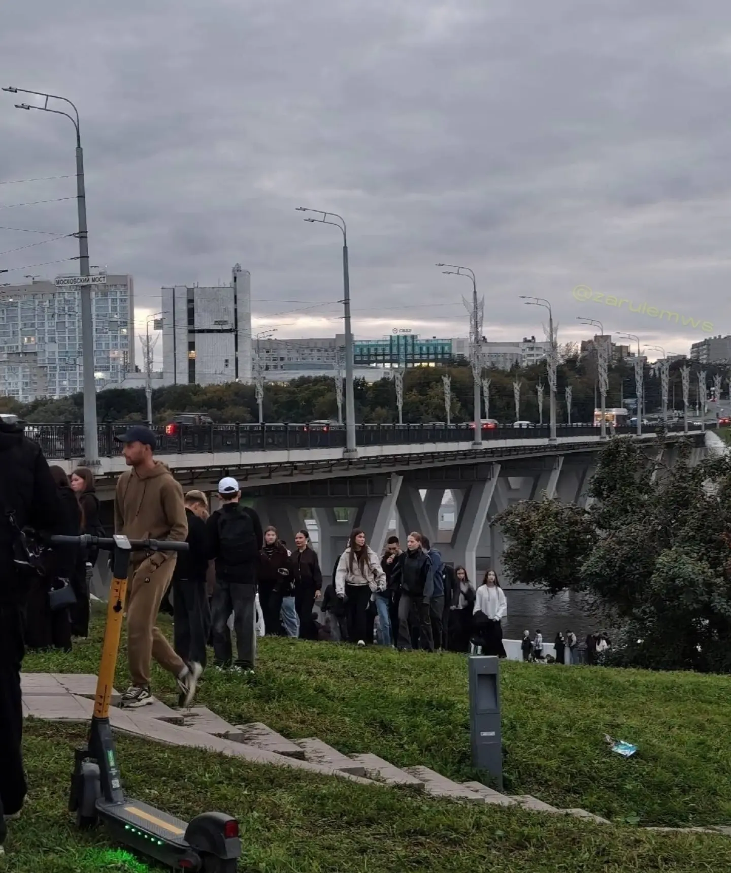 🚨 ЧП на Московском мосту: в залив упали трое