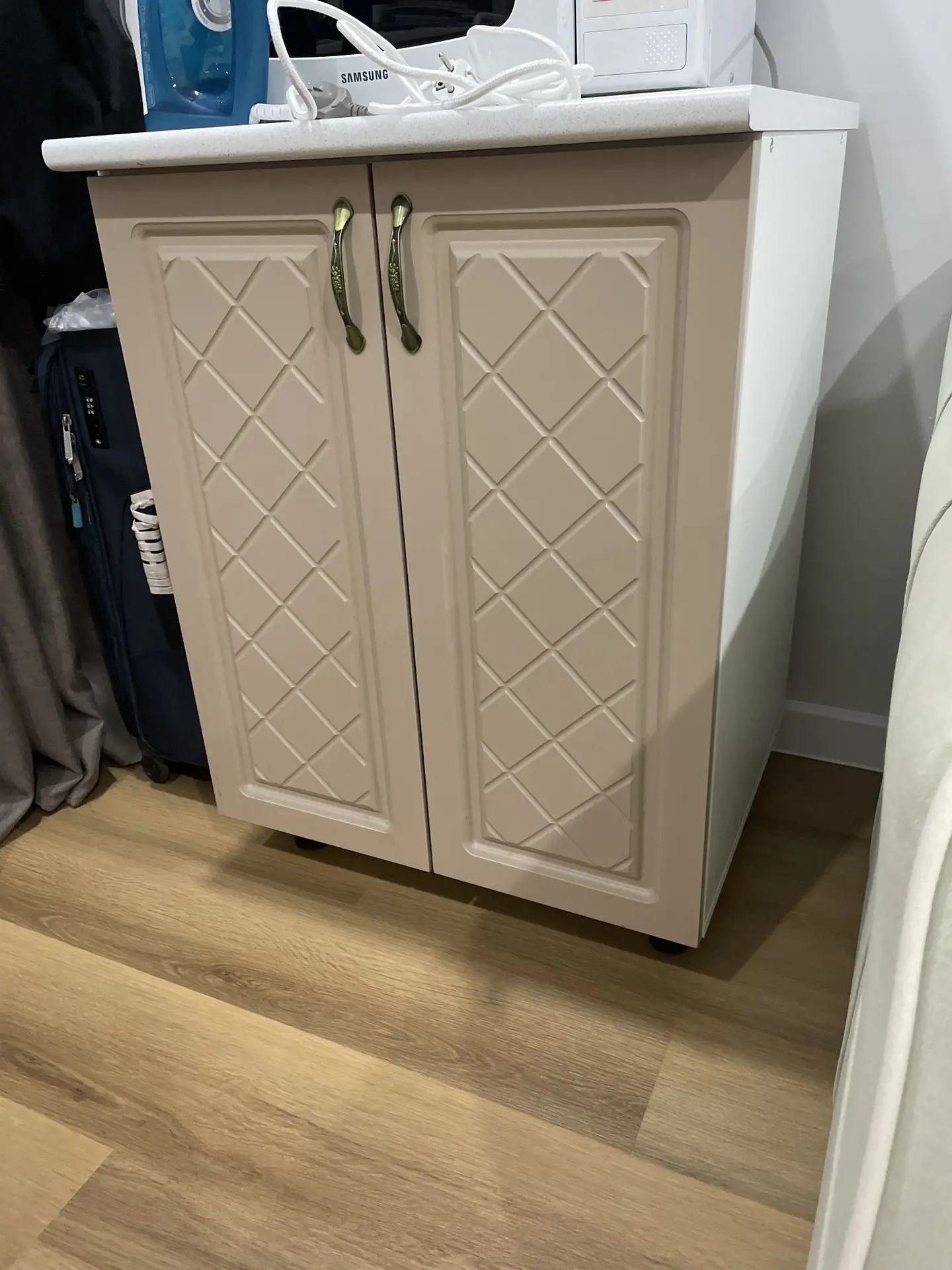 Продам кухонный гарнитур 6 шкафов и шкаф карандаш ,самовывоз ,5 тыс