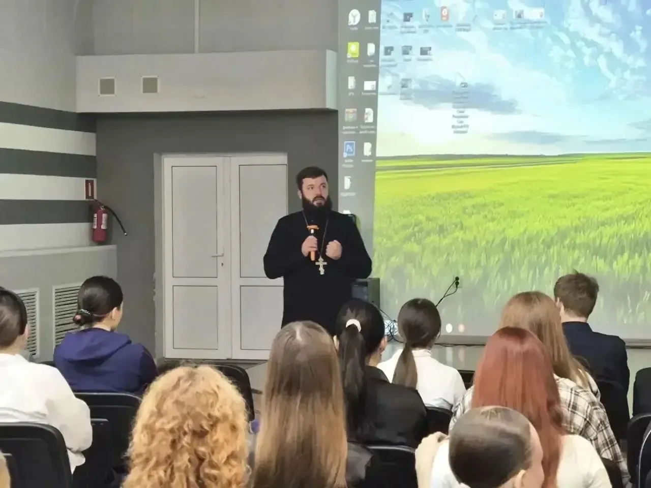 В СОШ №1 прошла встреча со священником в рамках «Разговоров о важном»