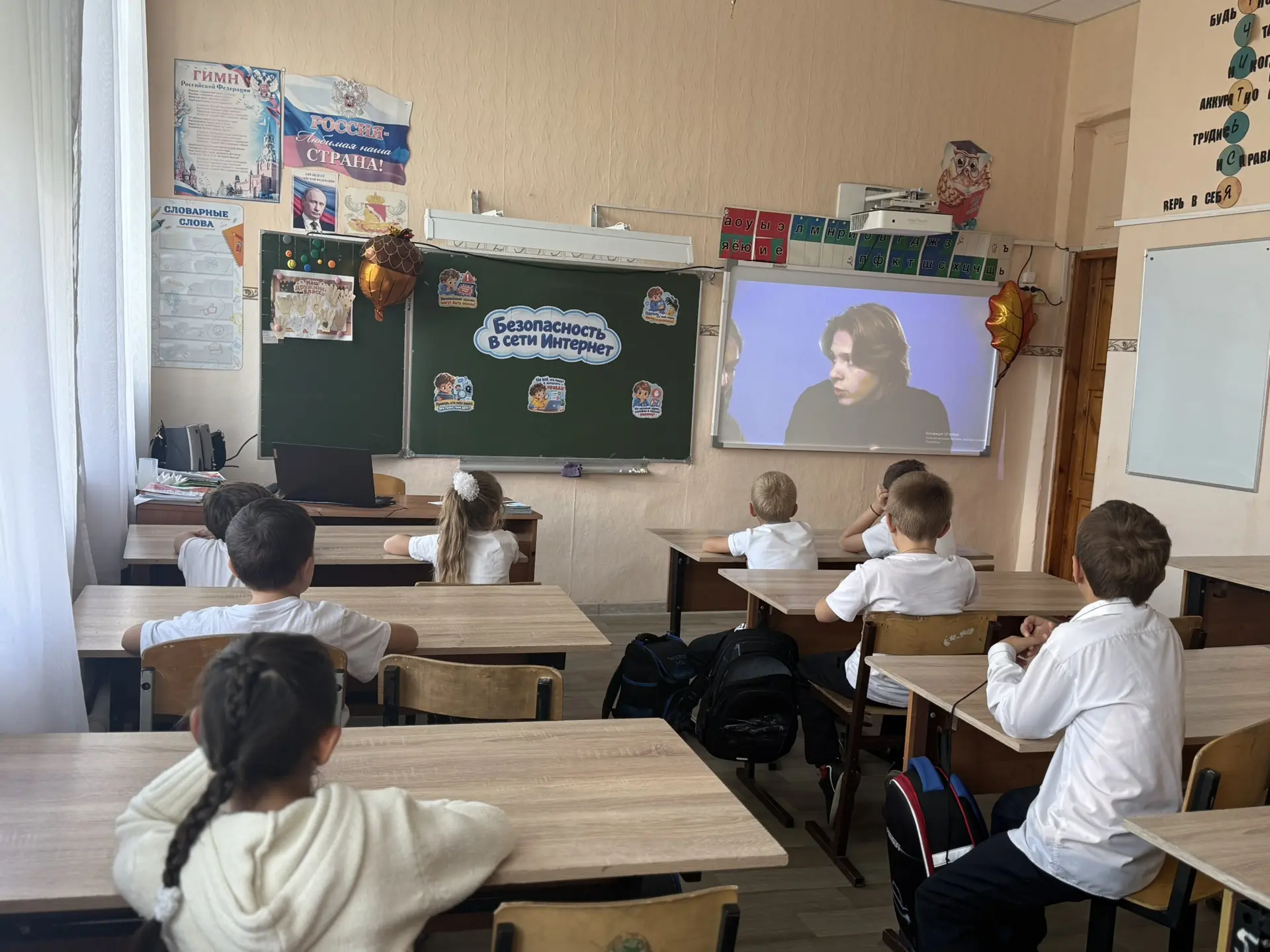 ✨Утро понедельника 12 октября традиционно началось с торжественной линейки, церемонии в...