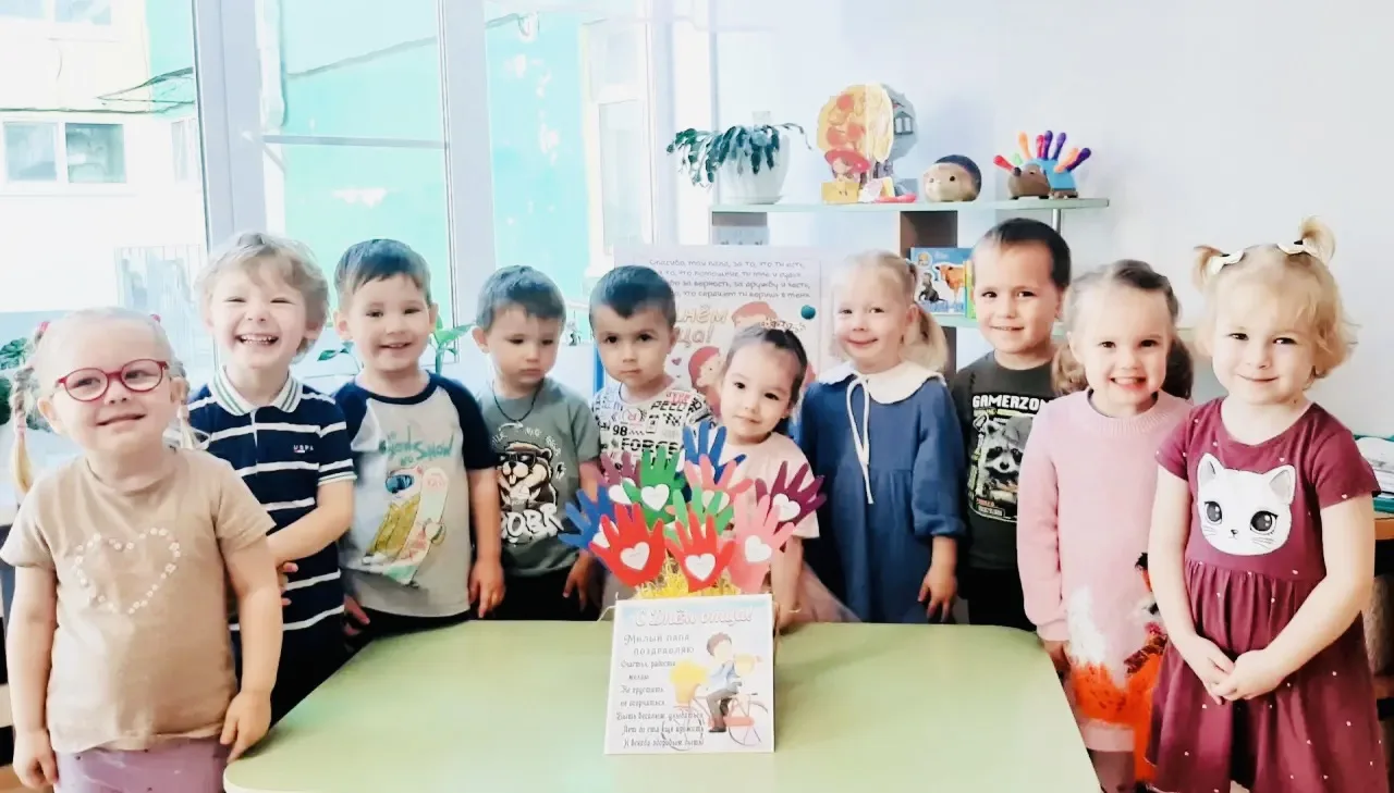 Корзина с тёплыми ладошками — это очень душевный подарок к Дню отца.
