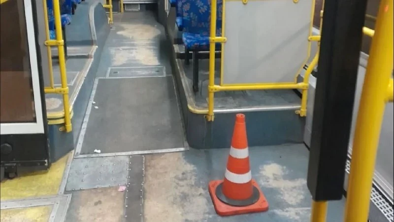 В Мурманске пассажир упал в автобусе во время начала движения.