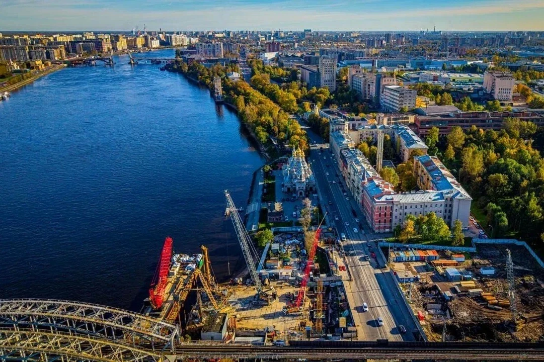 🚧 На Неве начали возводить рабочий мост для строительства ШМСД