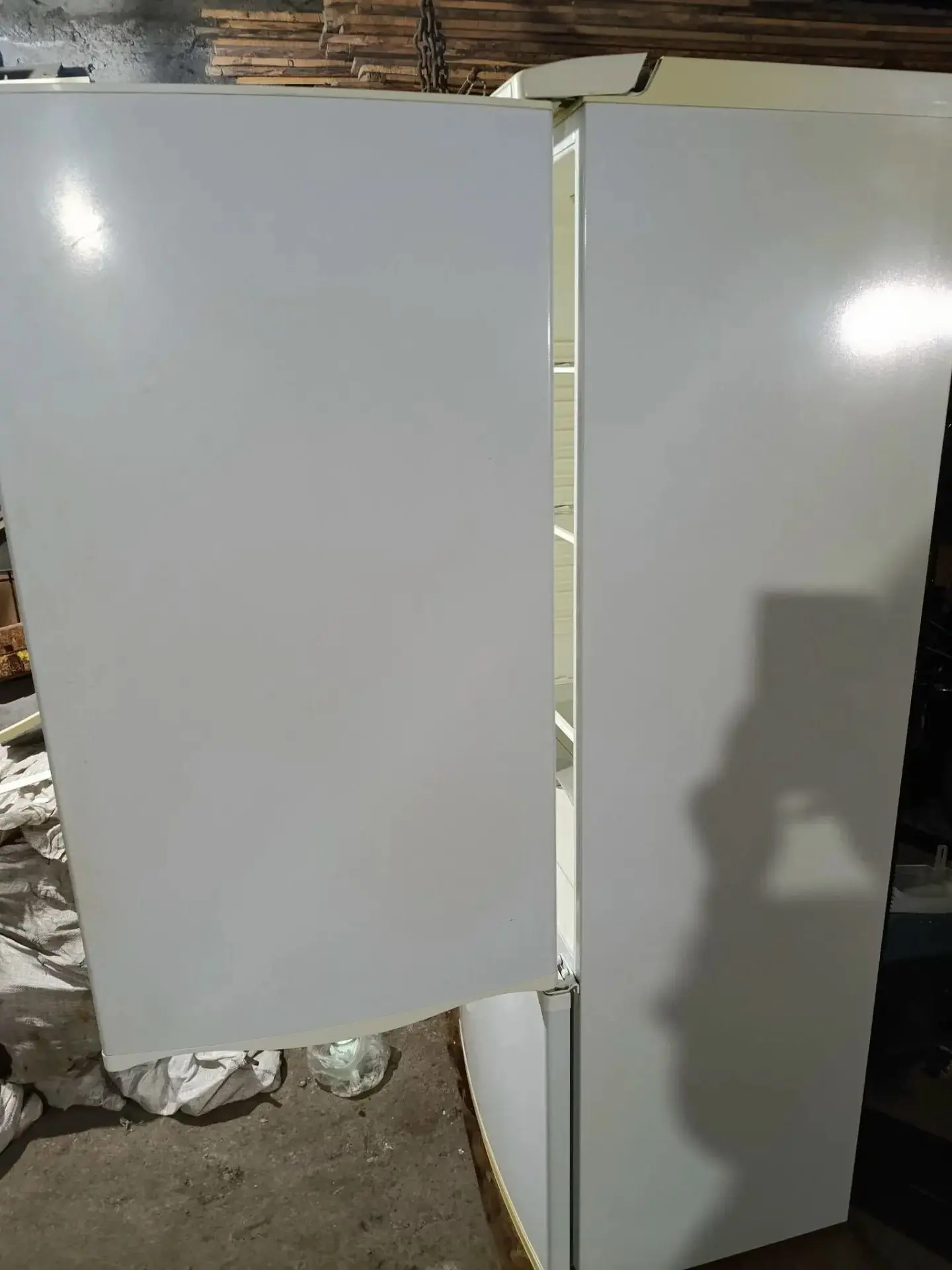 Продам рабочий холодильник Атлант, цена 10.000р. Тел: +79493235983