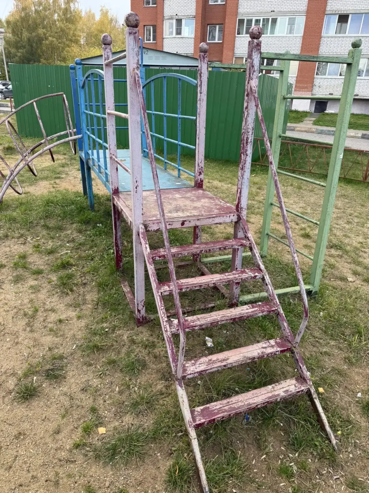 “НАЗАД В ПРОШЛОЕ”— ИМЕННО ТАК ХОЧЕТСЯ НАЗВАТЬ ЭТУ ДЕТСКУЮ ПЛОЩАДКУ.