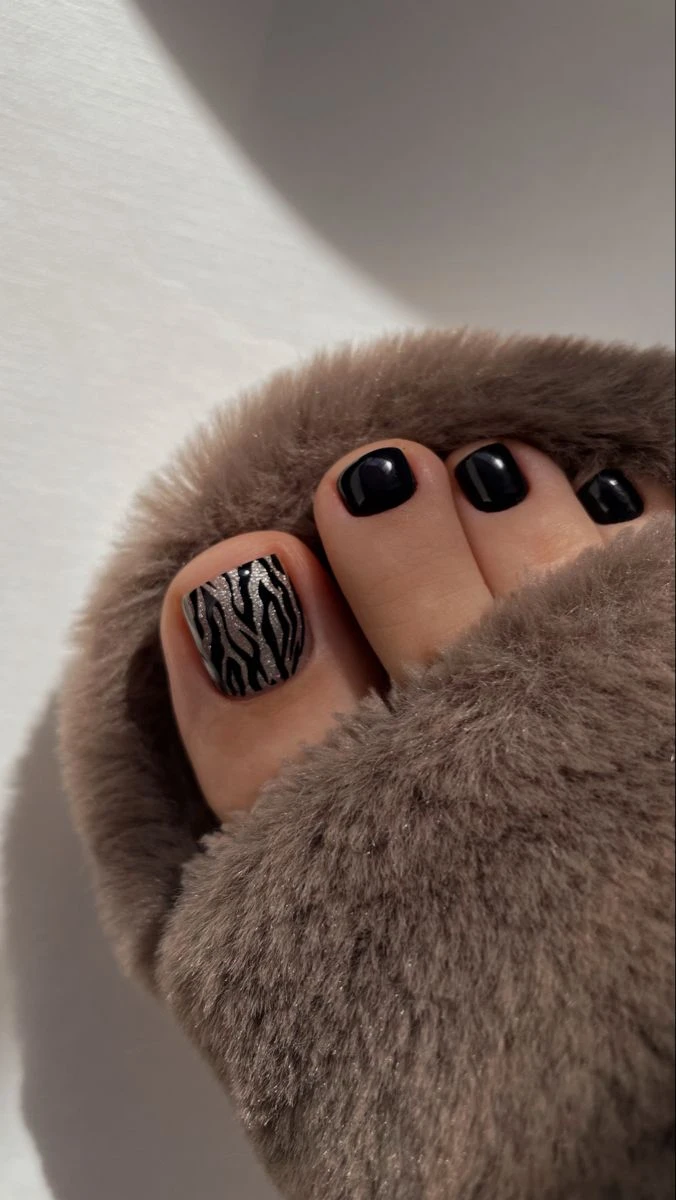 Хищный принт и глубокий глянец: стильный и дерзкий педикюр 🦓🖤