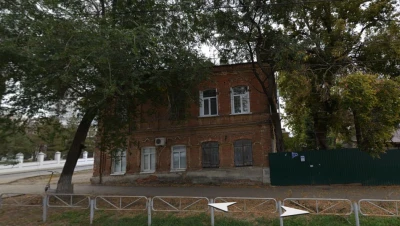 В Саратове на Большой Горной за 2,8 миллиона рублей демонтируют старинный дом