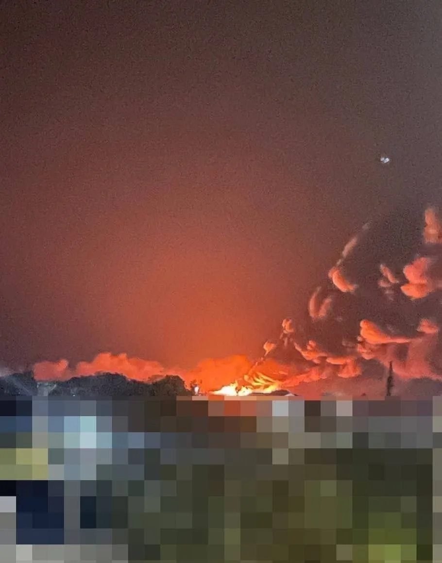 ❗️Тем временем на западе Украины полный ад — небо окрасилось в ярко-алый цвет от пожаров