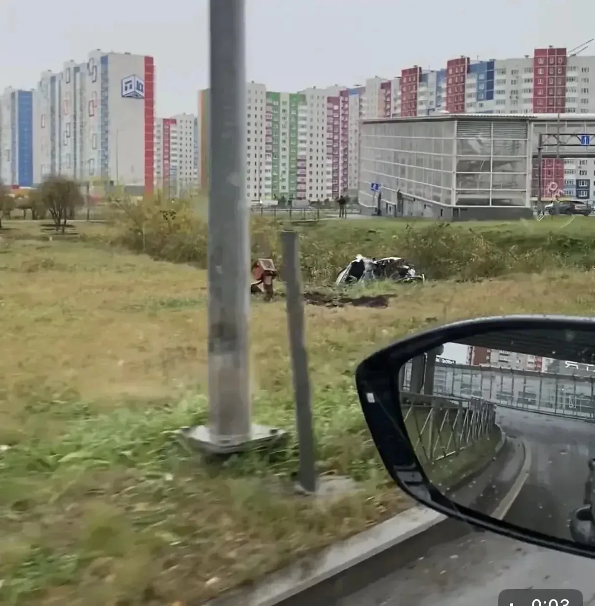 В Тюмени каршеринговый автомобиль вылетел с дороги и оказался в овраге