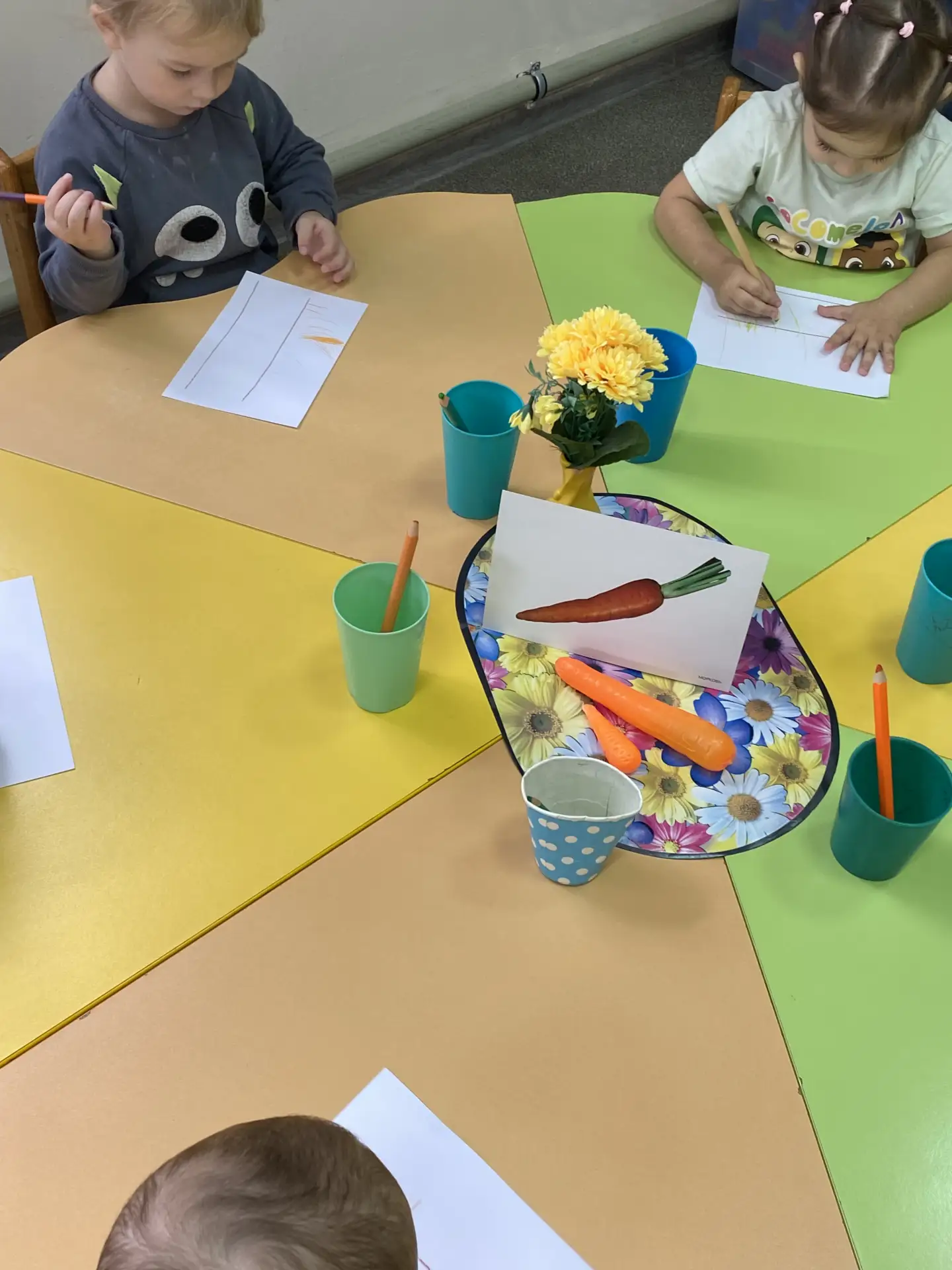 ☀️Сегодня в нашей группе прошло увлекательное занятие по рисованию! 🎨🥕Наши маленькие ...