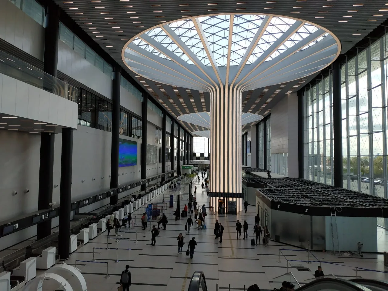 Десятки рейсов застряли в аэропортах Новосибирска, Барнаула и Омска.
