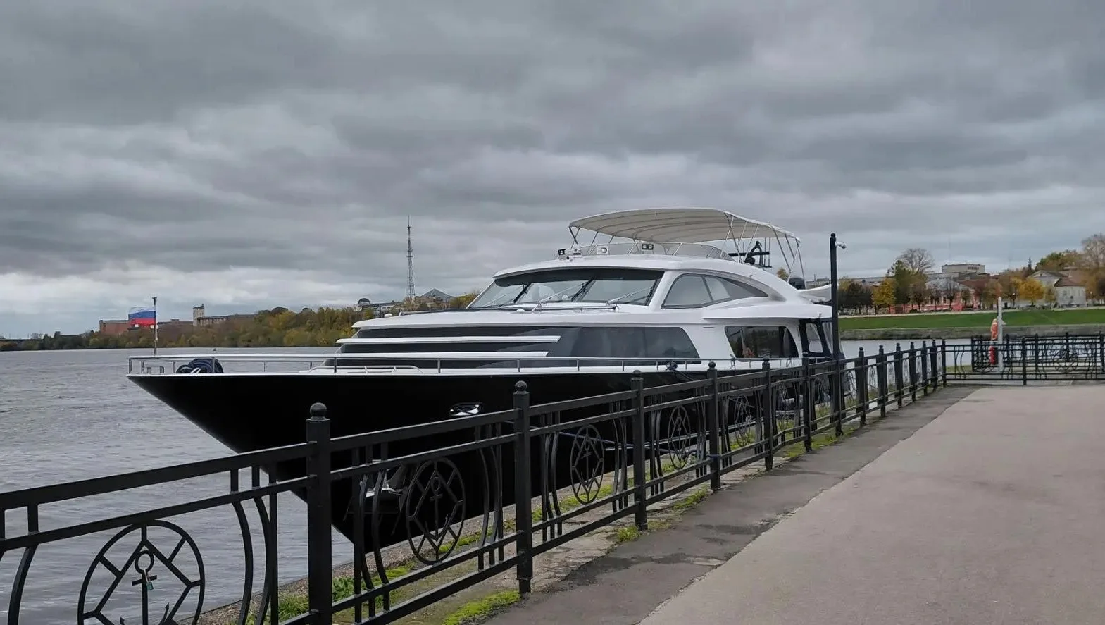 В акватории Тверцы у Речного вокзала замечена роскошная яхта 🛥️Судно заметила местная ...