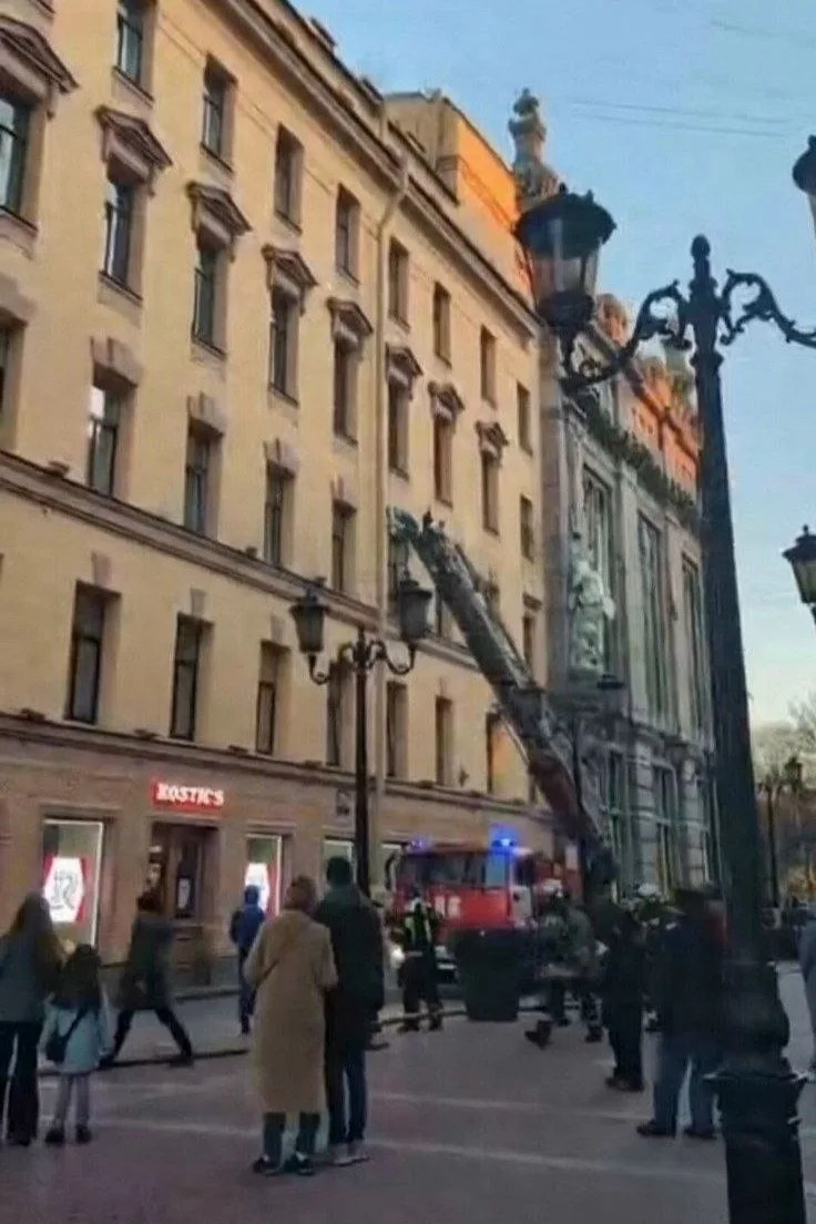 Десяток пожарных машин и скорая помощь съехались к зданию Театра комедии на Невском про...