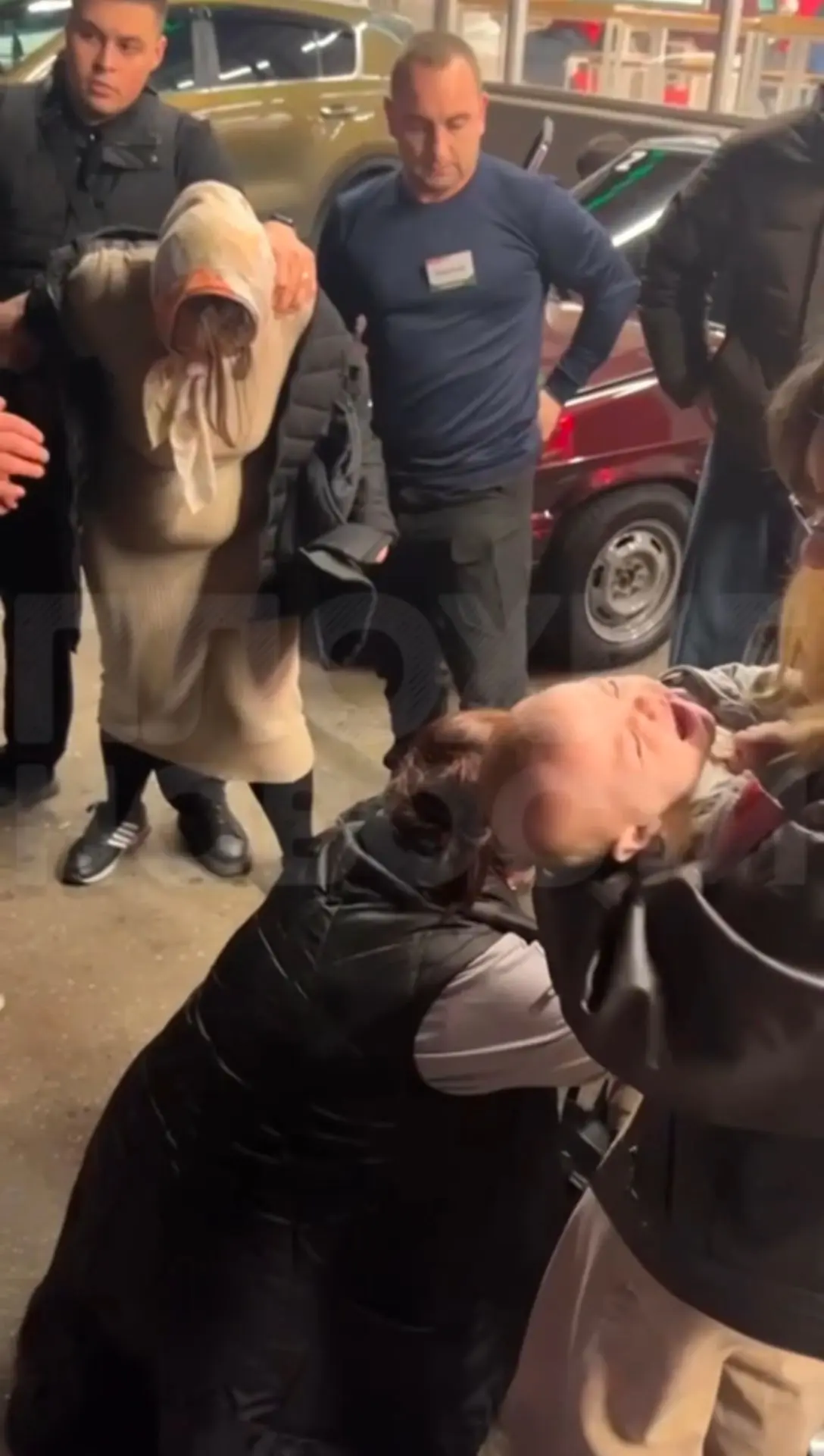 😨 Мать пыталась задушить собственных детей в коляске посреди улицы.