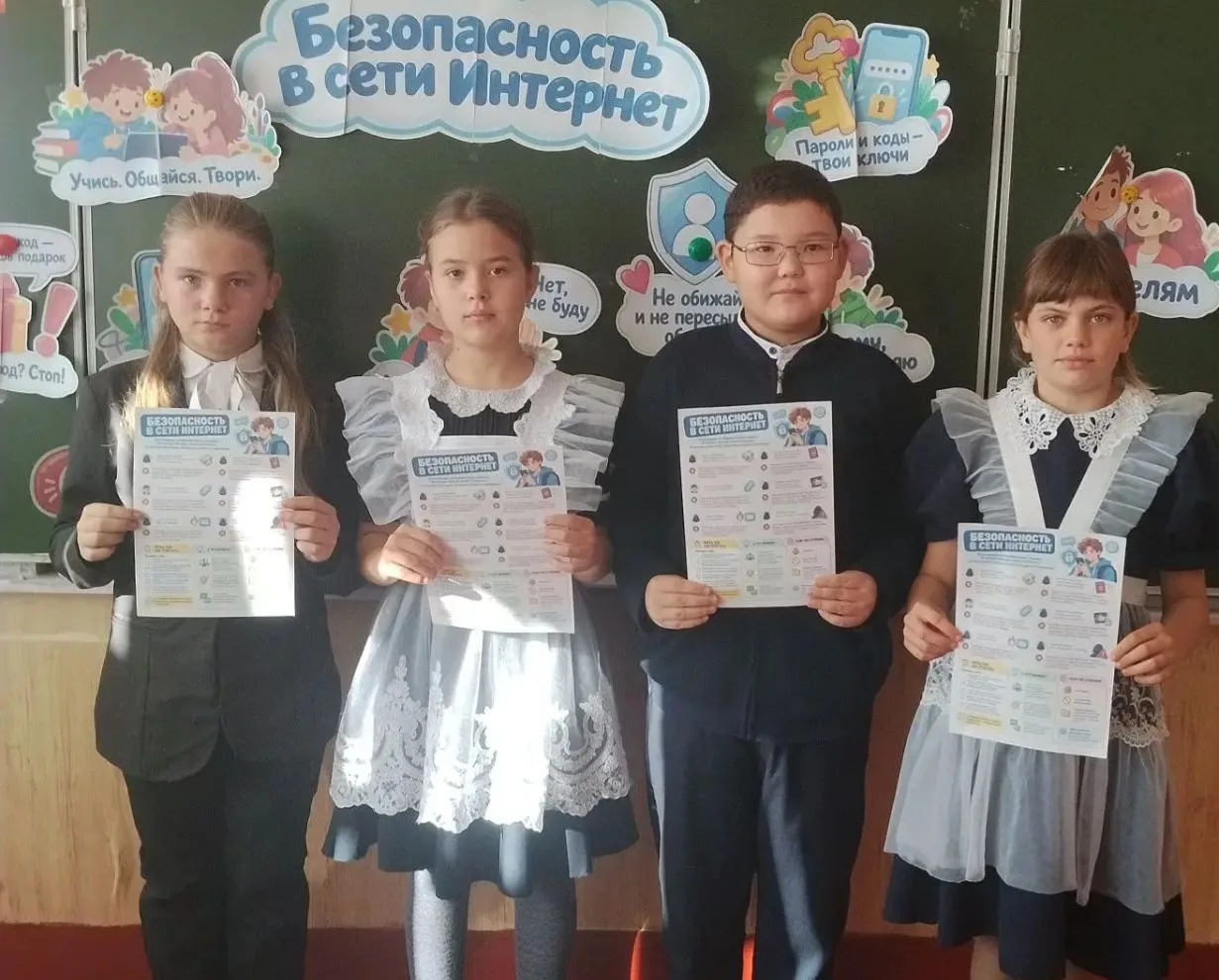 Понедельник в нашей школе начался традиционно — с линейки, выноса флага и гимна, которы...