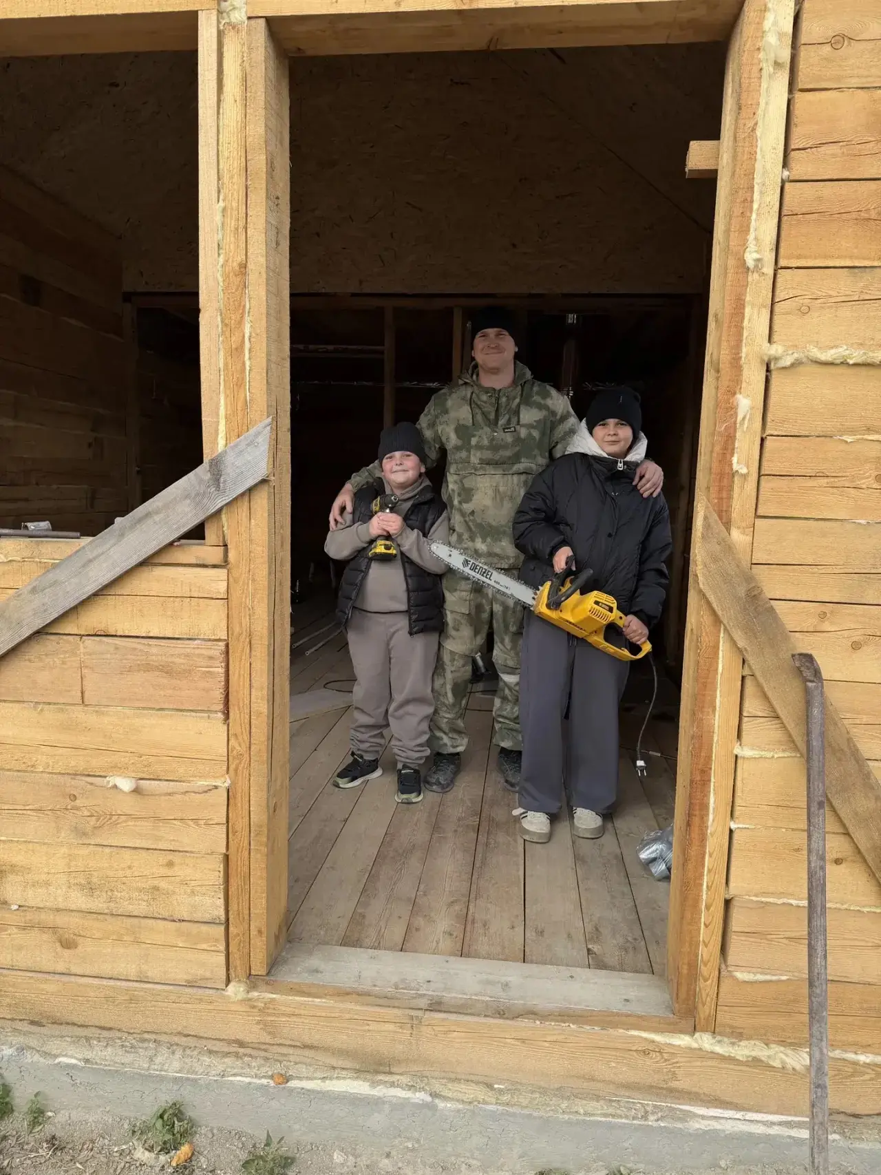 Наш папа мастер на все руки 💪учит нас забивать гвозди ,вместе строим новую баню ,спаси...