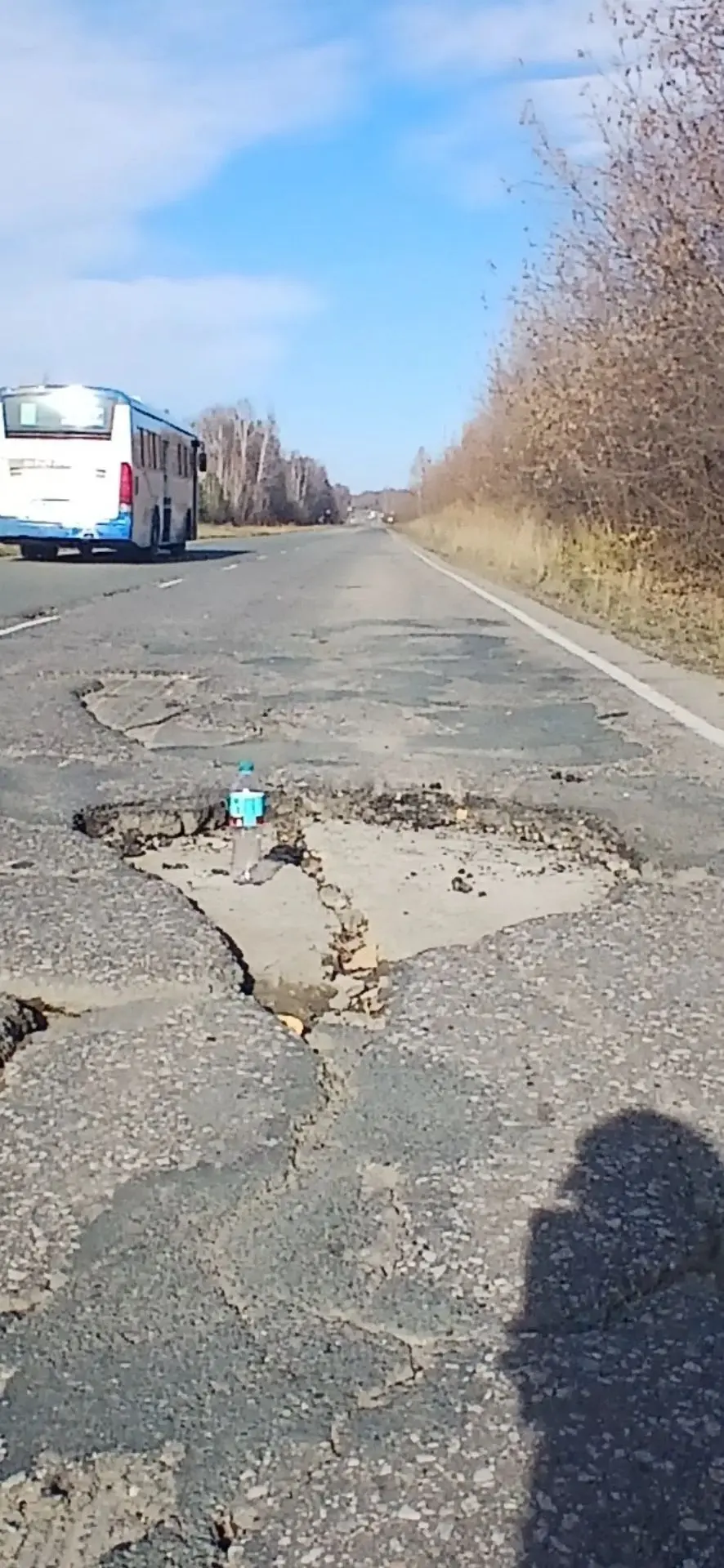 На Озерском шоссе гигантские ямы на дороге начали уничтожать колёса проезжающих авто. П...