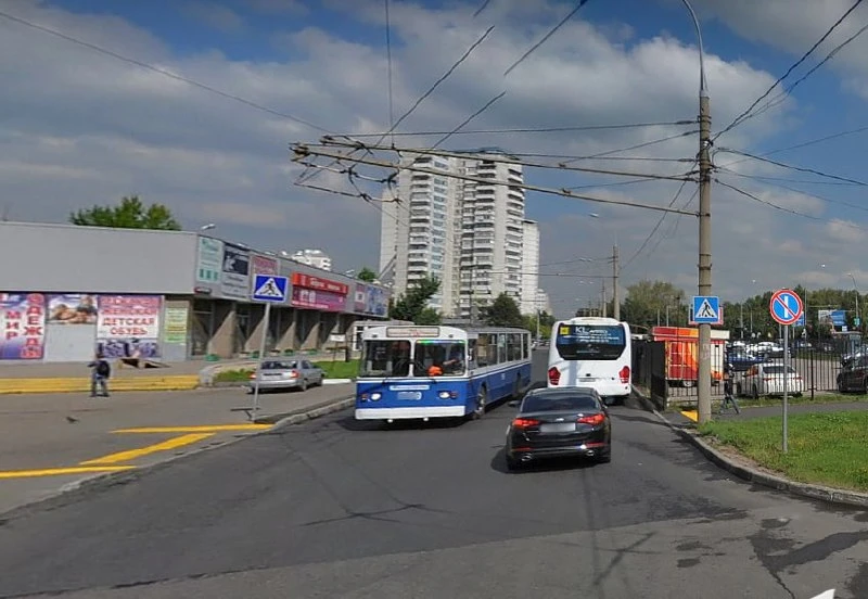 В 2013 году на перекрёстке улицы Свободы и Химкинского бульвара общественный транспорт ...