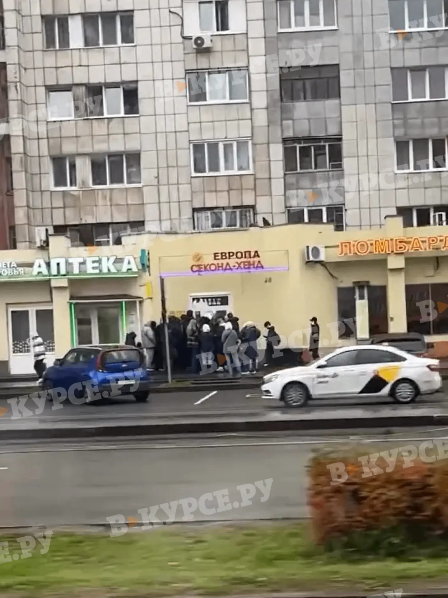 Сегодня утром в Перми был замечен необычный ажиотаж: подростки выстроились в огромную о...