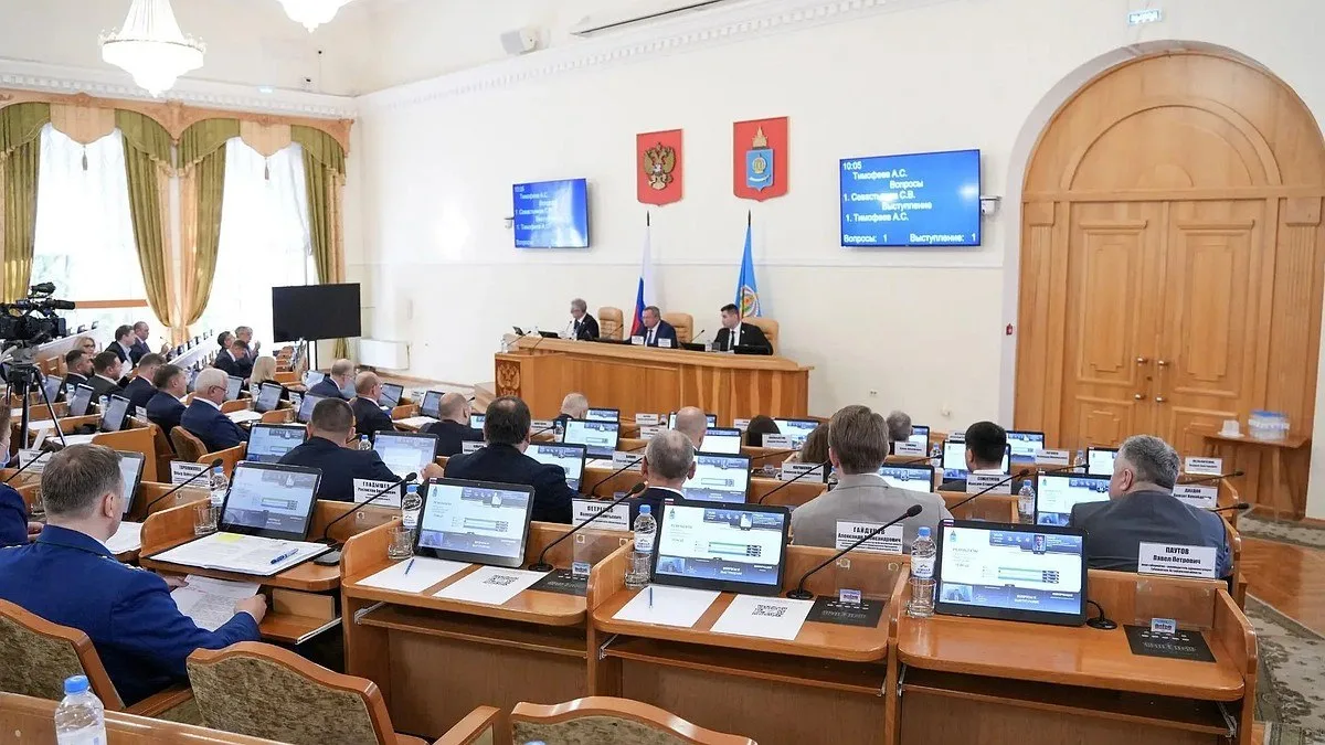 Астраханская область первой приняла закон о поддержке детей участников СВО. Депутаты ре...