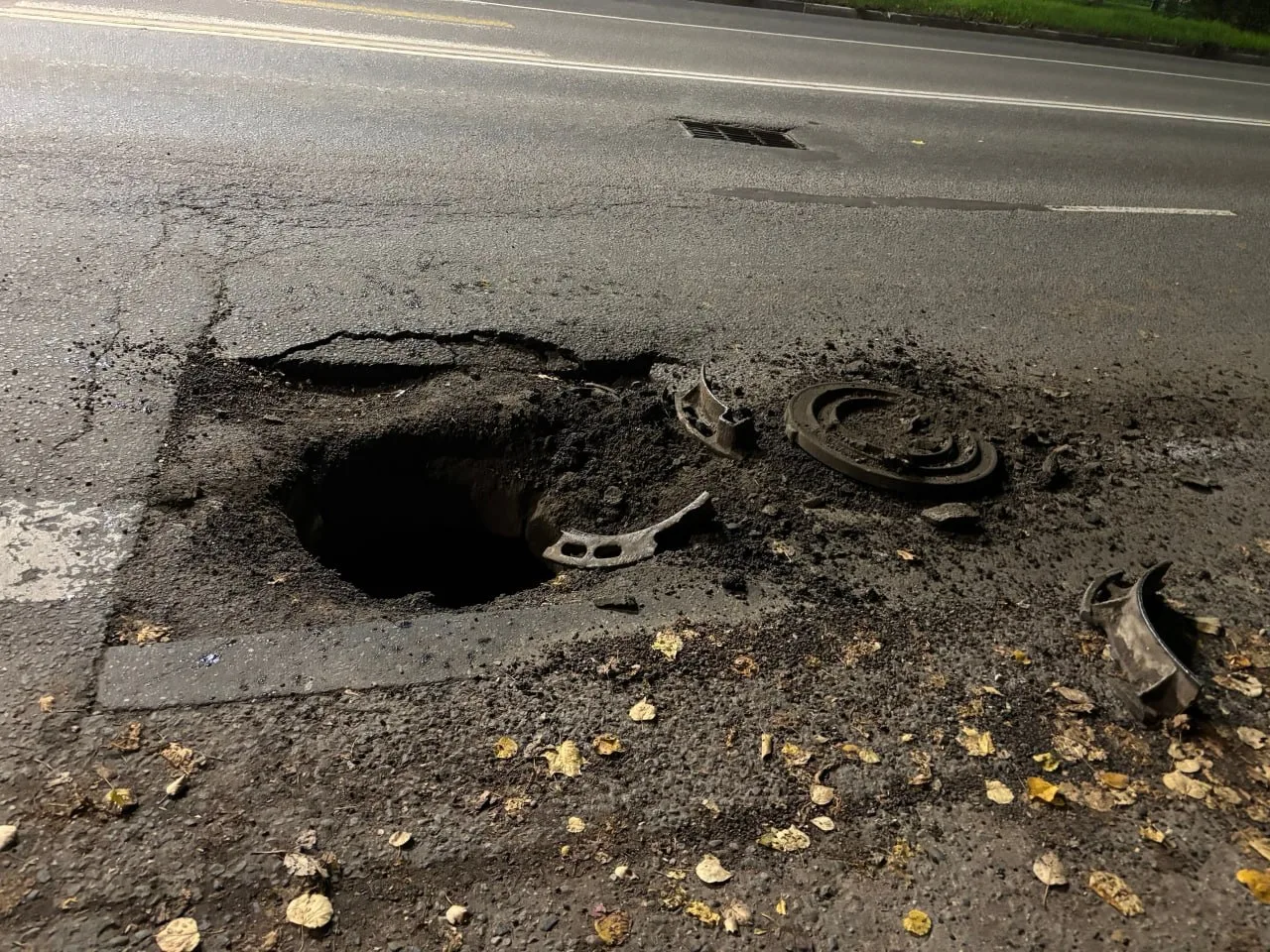 На проспекте Ленина открытый колодец напротив пол 3, водители и не только будьте внимат...