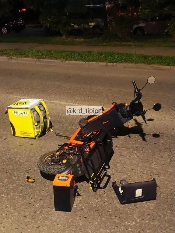 В Краснодаре курьер на электробайке помял автомобиль!