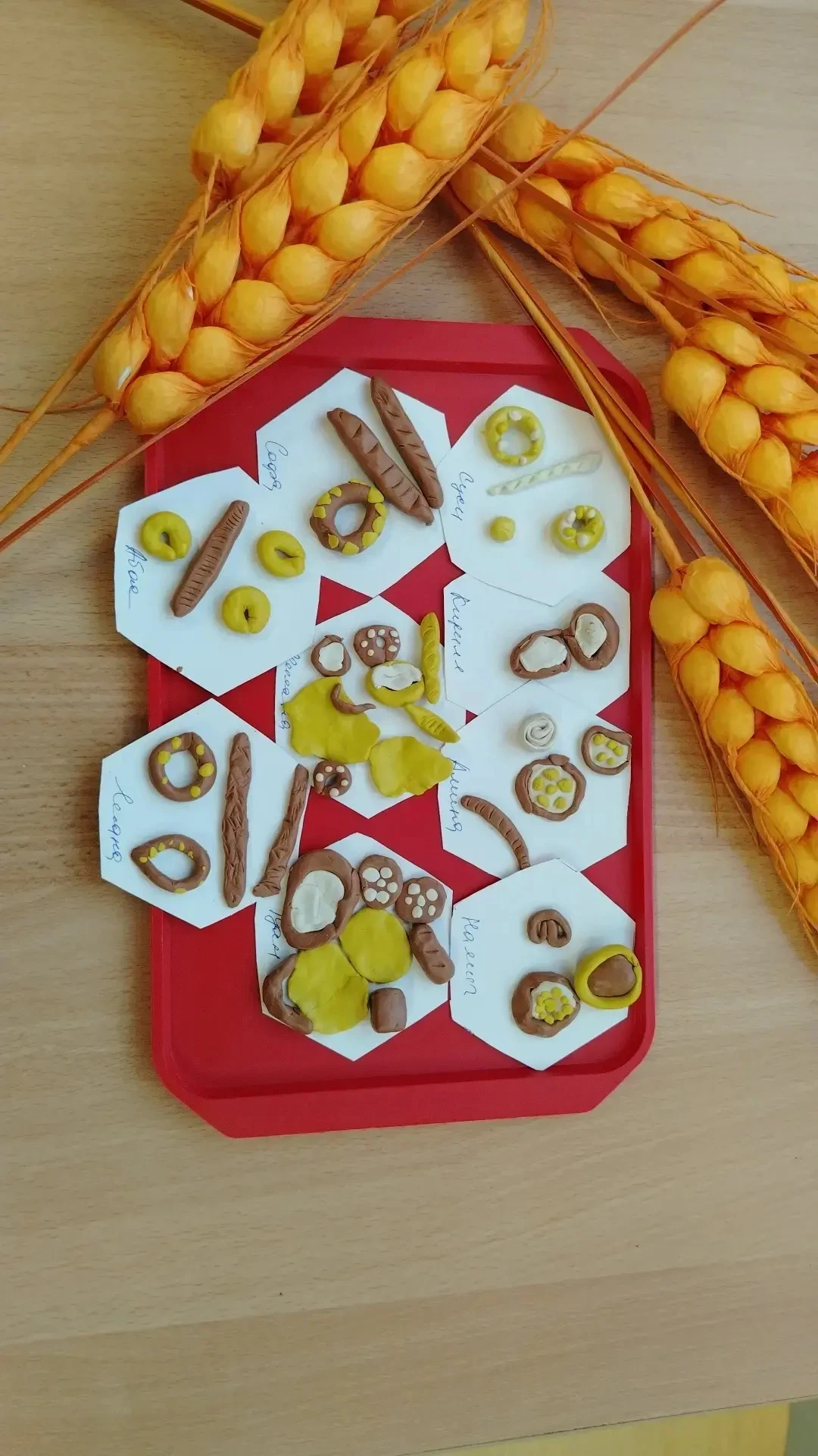 🍞В дошкольных группах нашей Школы открылись выставки «Хлеб всему голова». Они посвящен...