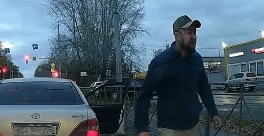 В Кировском районе произошёл дорожный конфликт с избиением водителя