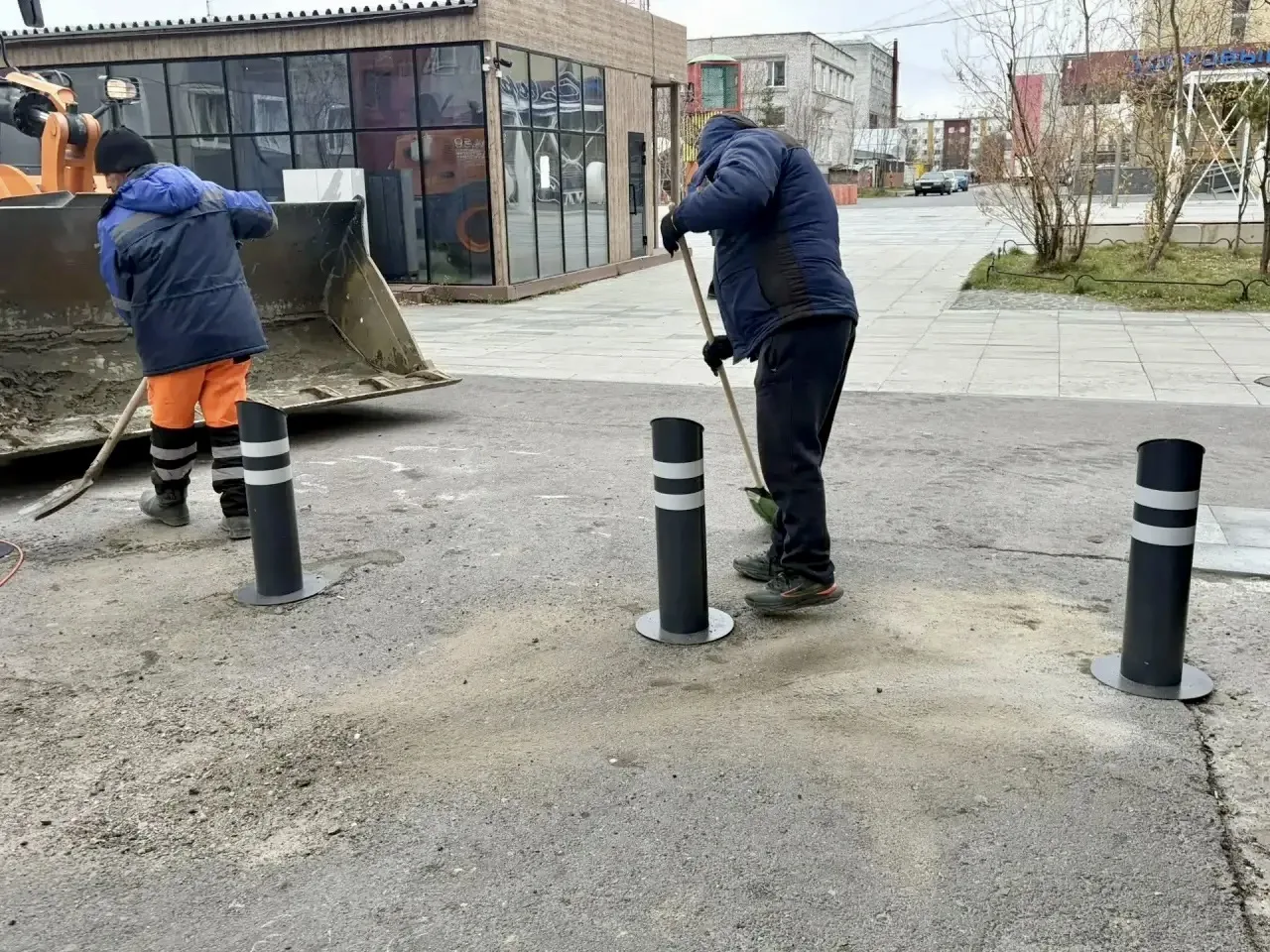 🚧 На ул. Интернациональной появились ограничительные столбики — они перекрывают выезд ...
