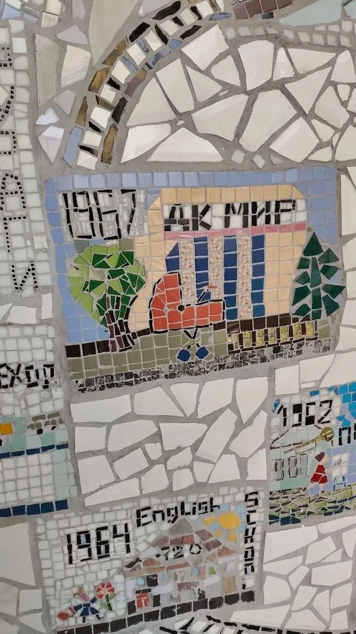 В арке дома на Краснодонской, 13 появилась огромная мозаика.