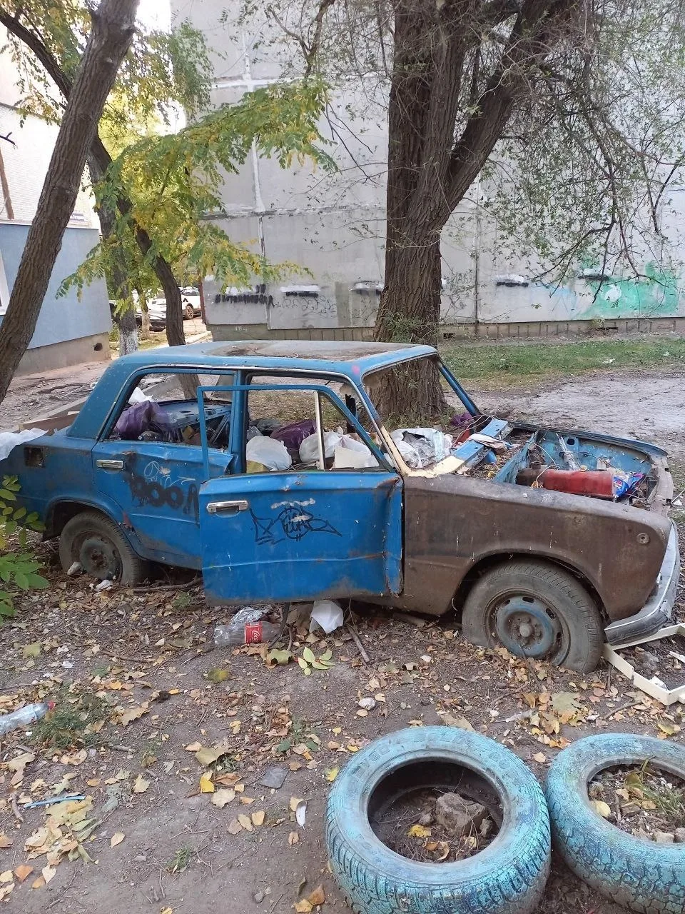 Возле дома, Гагарина 11, стоит вот такой "антиквариат", ком. службы, администрация горо...