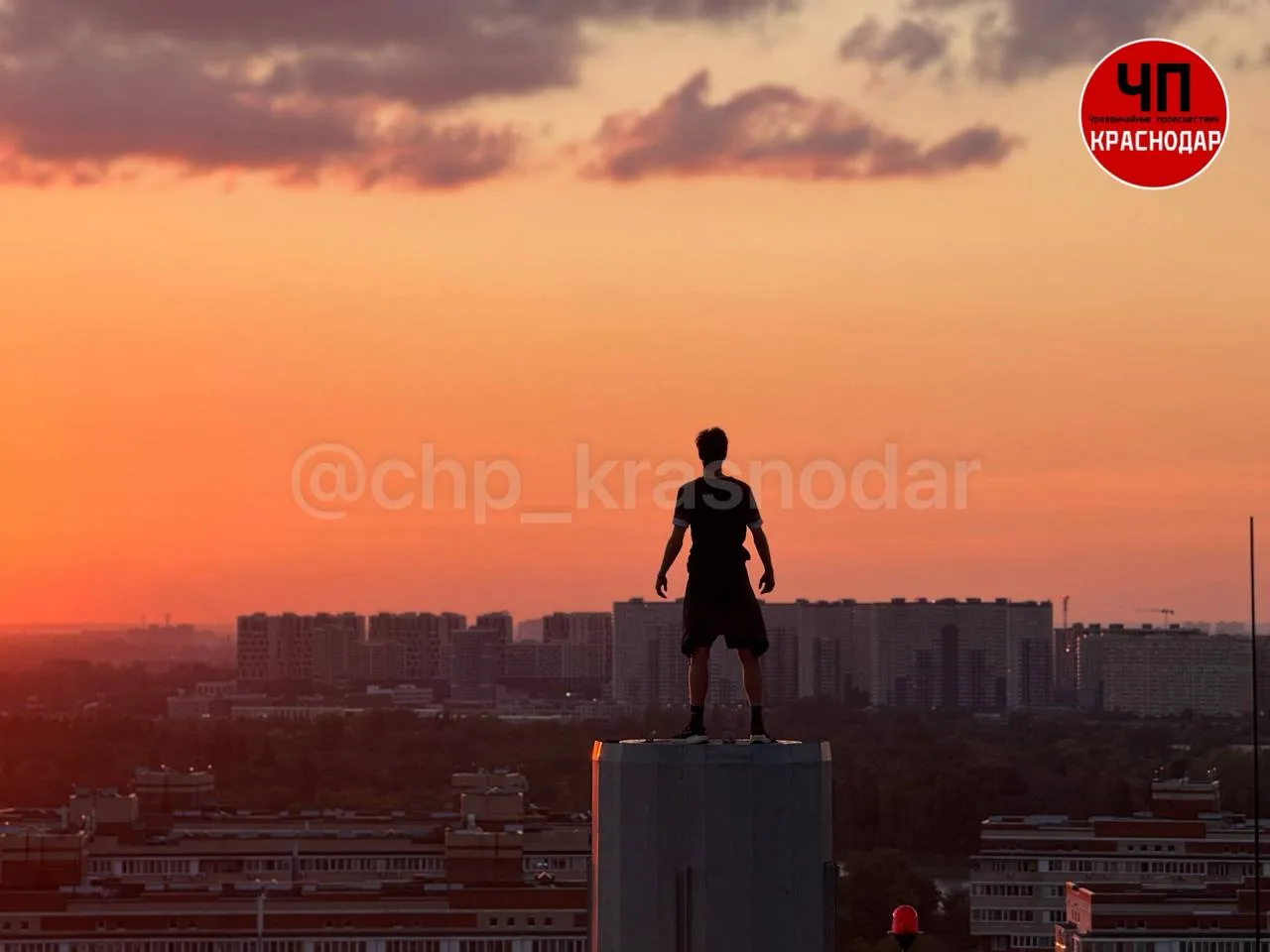⚡️ Опасные игры на высоте. Подростки лазят по крышам в Краснодаре