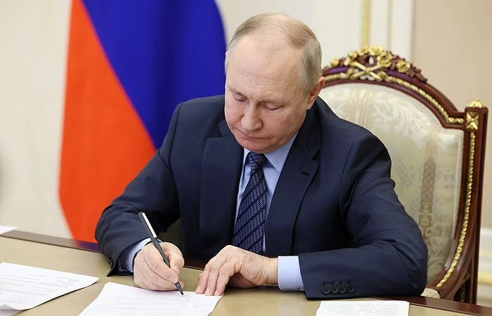 ⚡️Путин передал активы четырёх упаковочных компаний во временное управление, — указ пре...