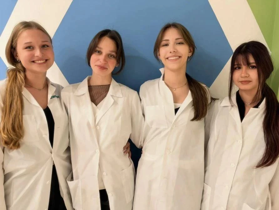 🥳 Благовещенские школьницы — в финале Всероссийского хакатона по нанотехнологиям!