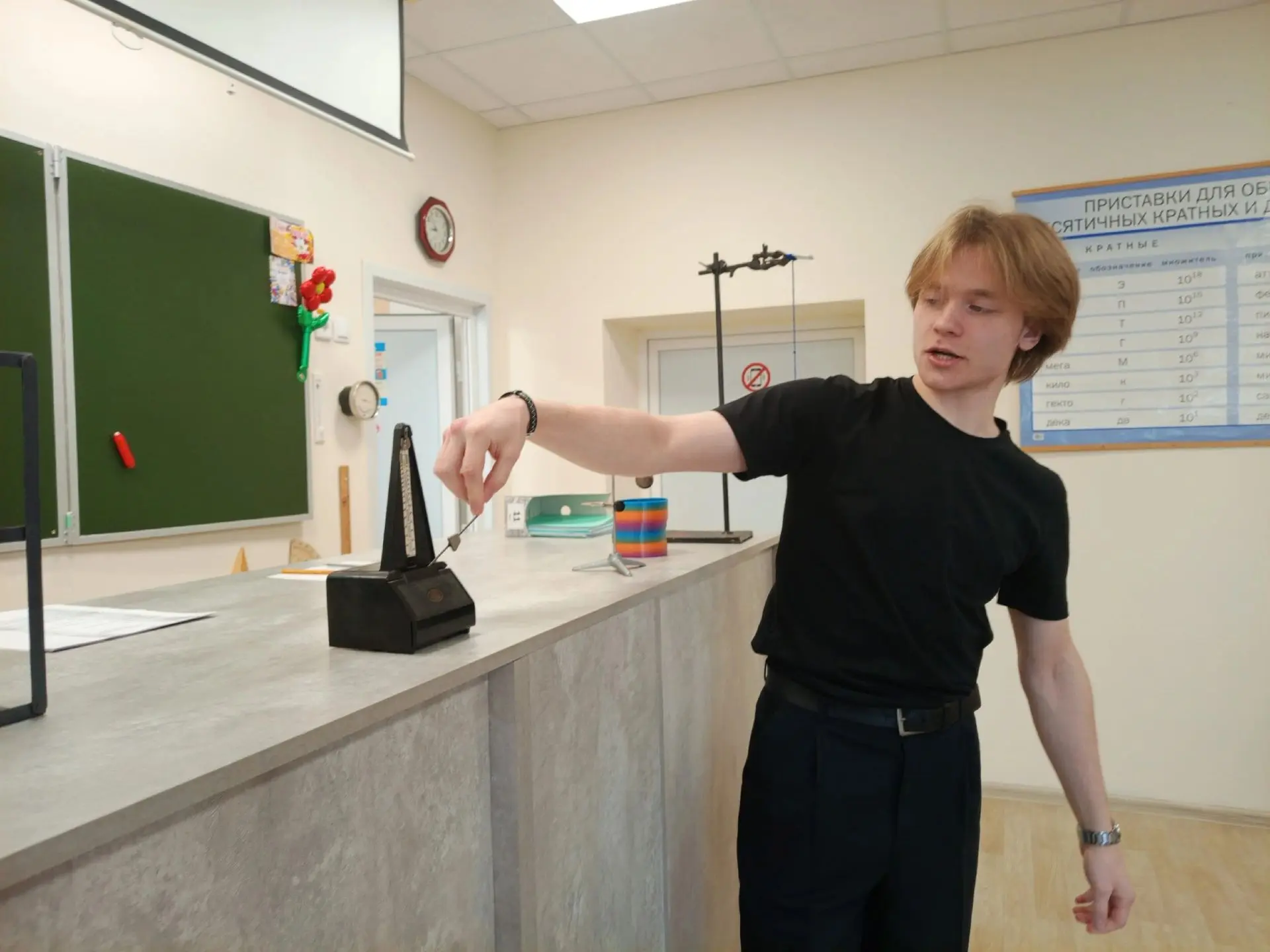Ученики 11 "А" и 11 "Б" классов погрузились в тему «Свободные колебания. Маятники». Уро...