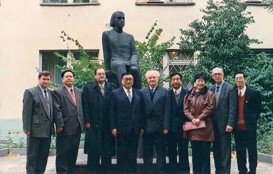Китайская делегация перед памятником Белинскому (1996)