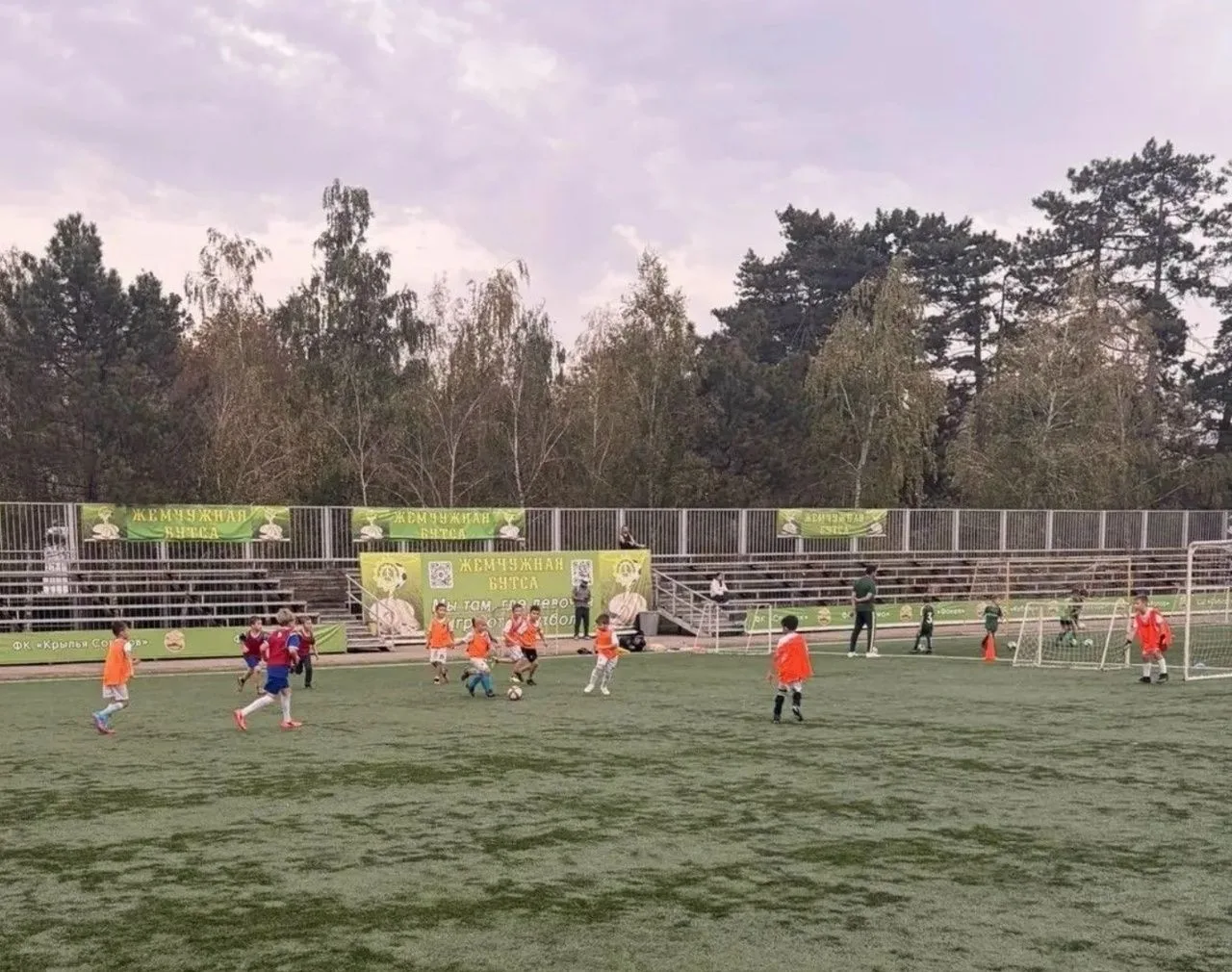 ⚽14 октября 2026 года на поле МБУ ДО ССШ по футболу «Виктория» прошла товарищеская игра...