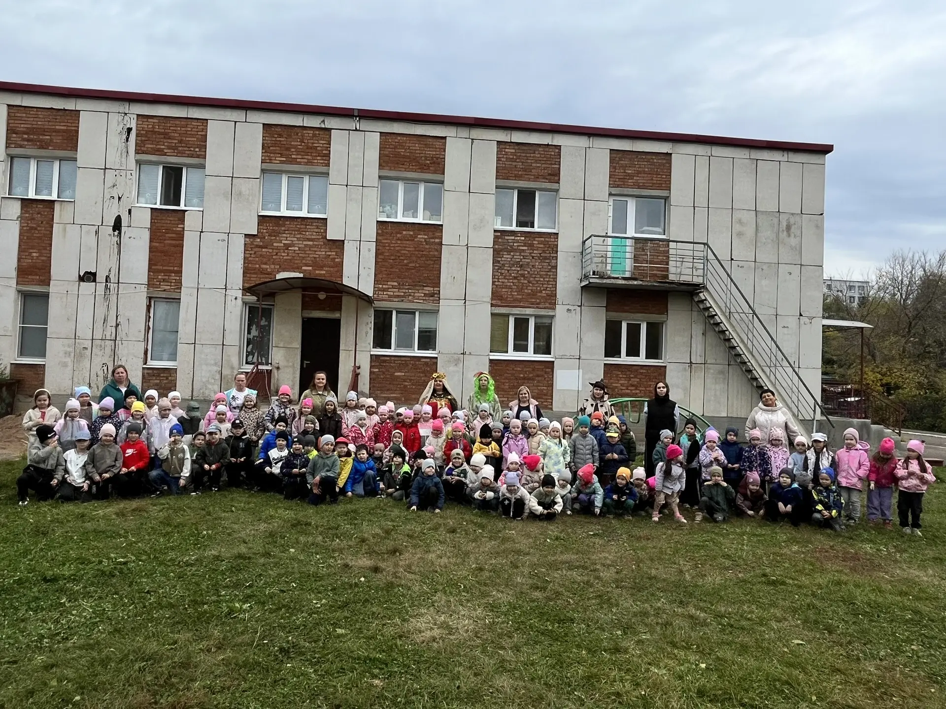 Сегодня в нашем саду прошёл осенний праздник "В гостях у Осени". Дети пели, читали стих...