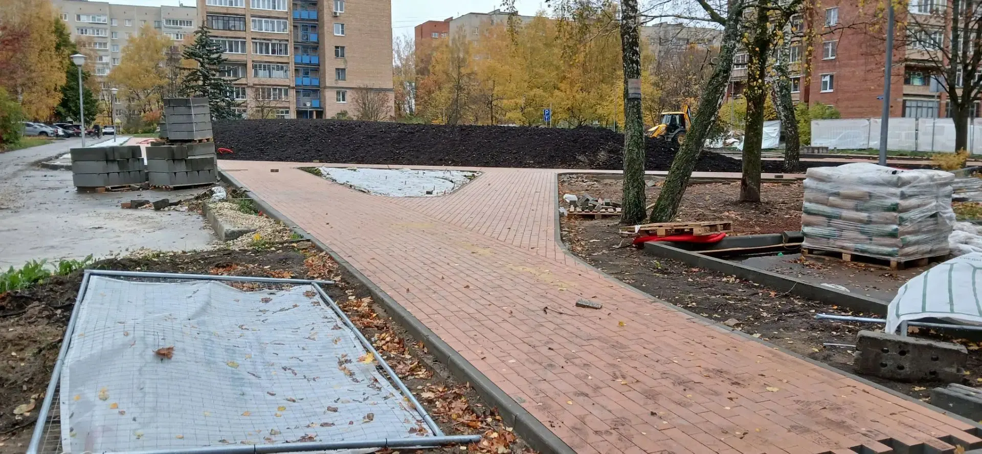 На улице Центральной, между домами 4а и 4в, продолжается благоустройство общественной т...