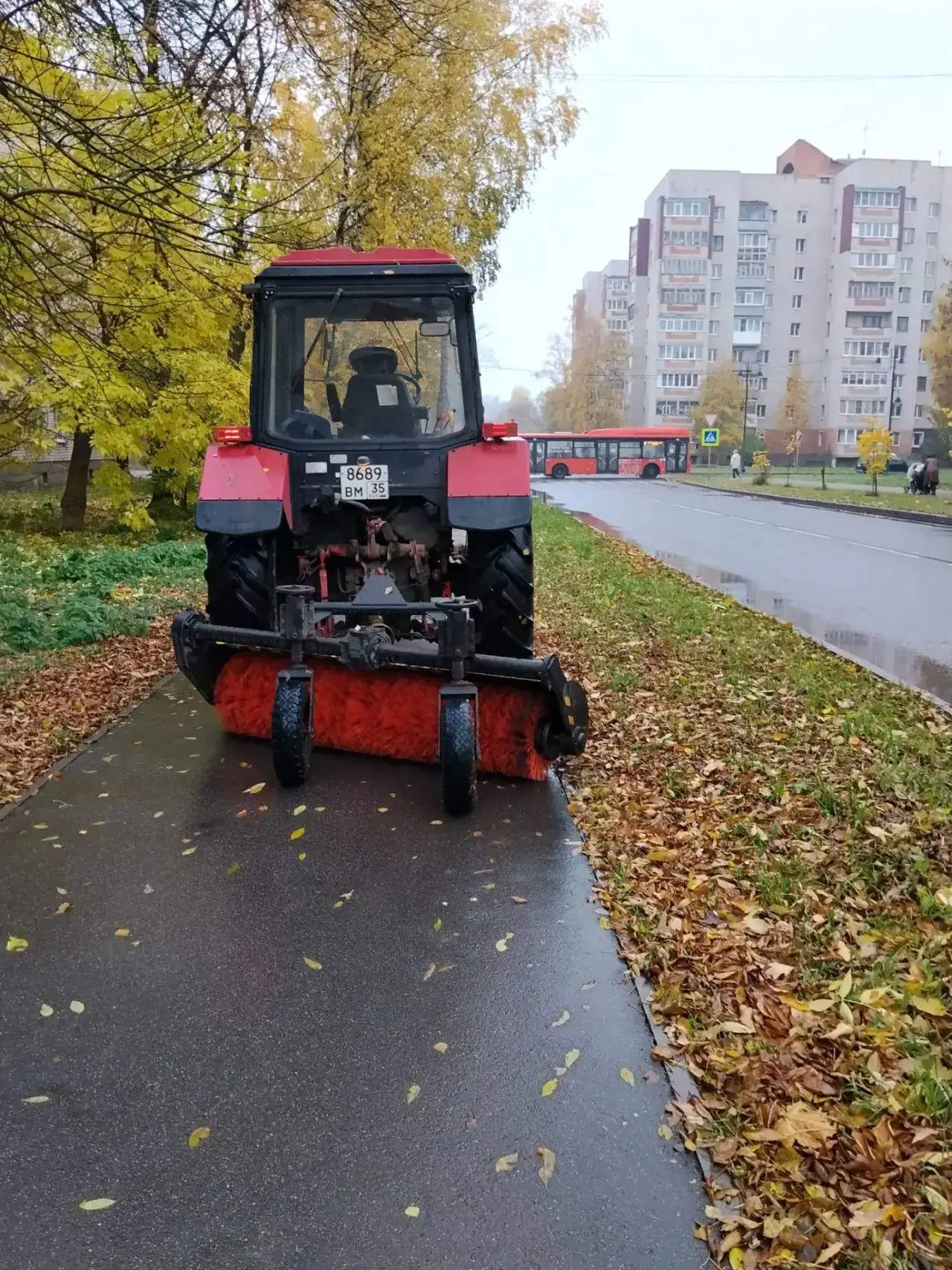 За сутки из Вологды вывезли 8 кубометров смёта и 68 кубометров листвы