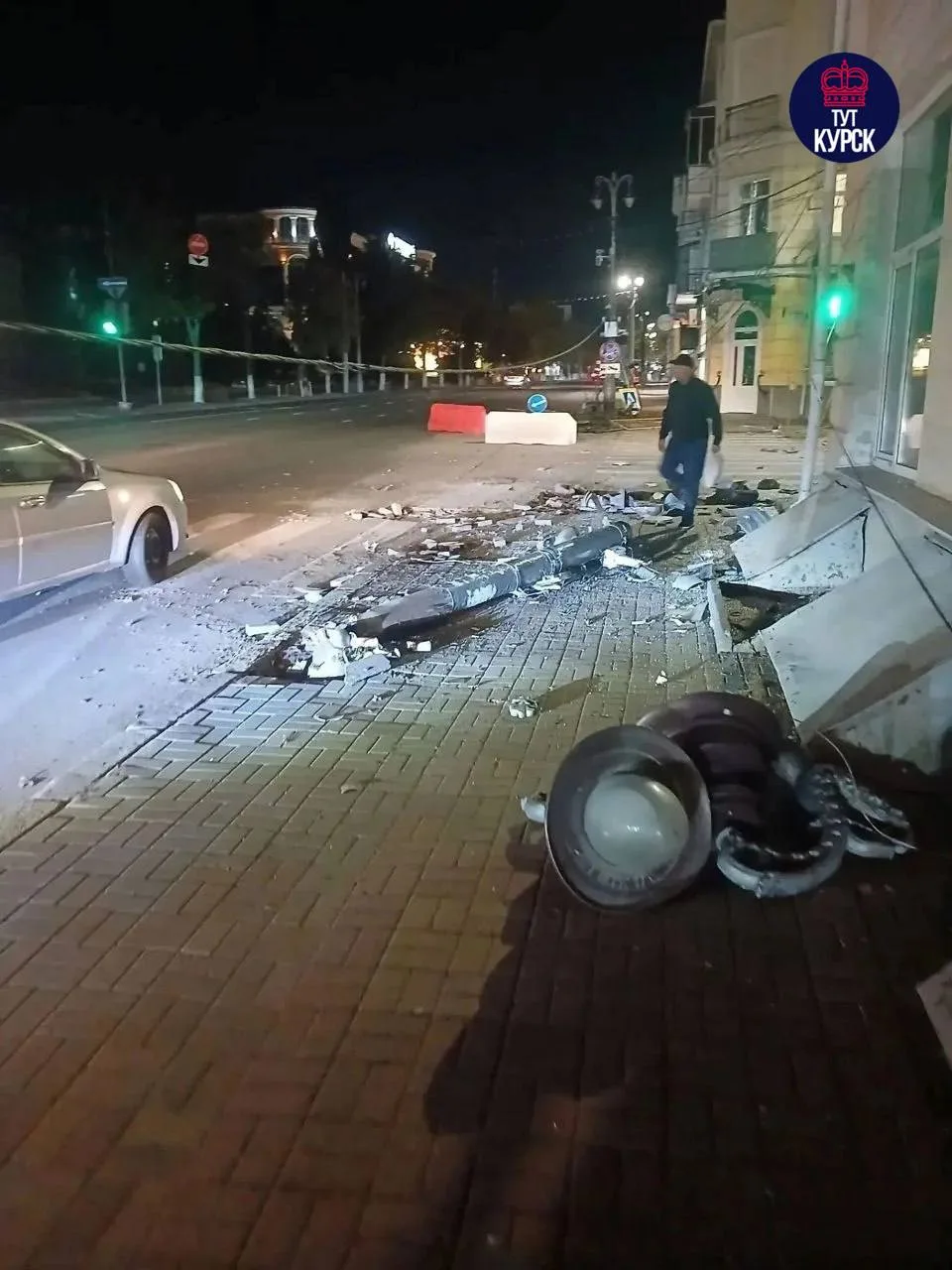 ⚠️ На улице Ленина в Курске заменили опору освещения, повреждённую в ДТП с автобусом