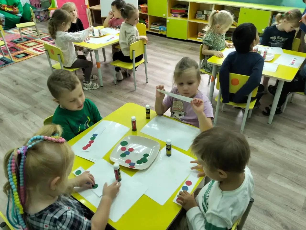 🎨 Аппликация «Цветные шарики катятся по дорожке»: творим с радостью! 🌈
