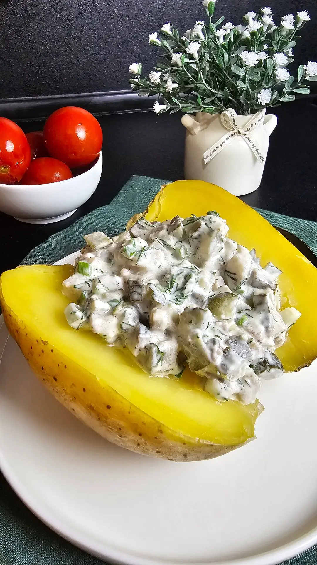 Запеченный картофель под соусом с селёдкой