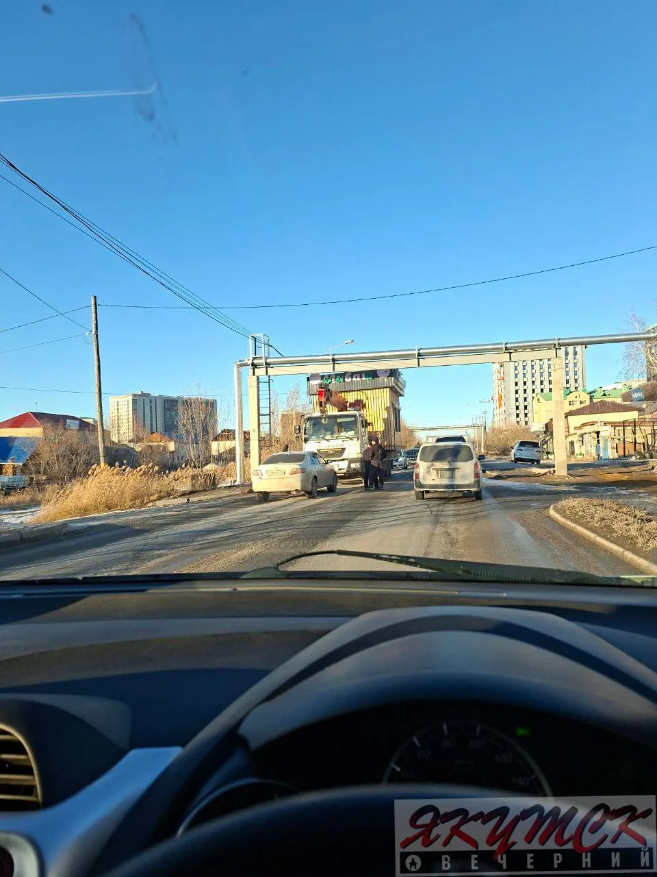 Автомобиль задел теплотрассу на улице Красильникова