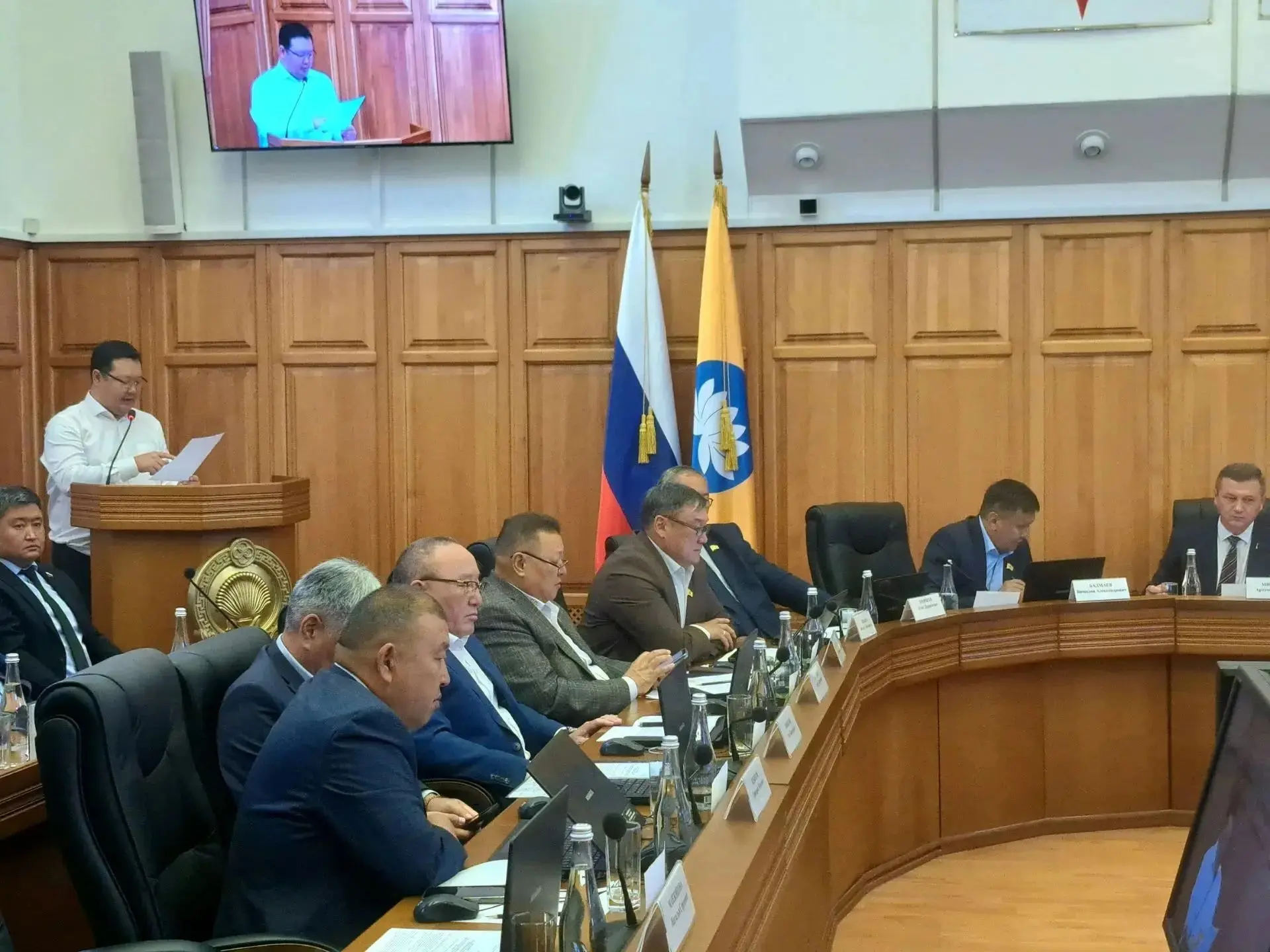 Сегодня на 33-й сессии Народного Хурала приняты законы в сфере социальной поддержки, зе...