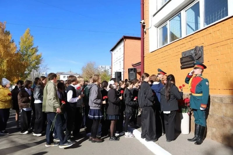 В Иркутске увековечили память заслуженного учителя Виталия Сафронова