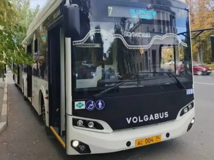В Волжском на линию вышли новые автобусы-«гармошки»