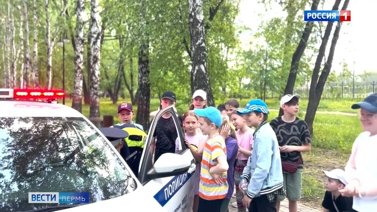 Школьники Перми присоединились к акциям Госавтоинспекции по безопасности дорожного движ...
